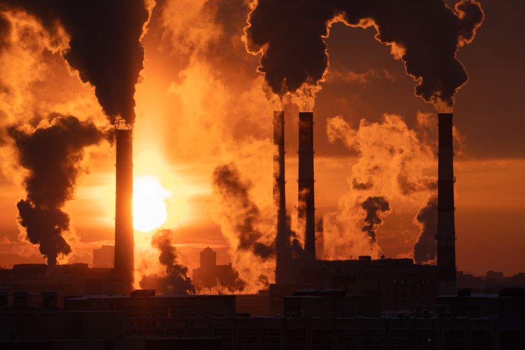 A queima de combustíveis fósseis causa mudanças climáticas e polui a atmosfera, deixando uma camada de carbono e outras substâncias nas rochas (Imagem: Dimaberlin/Envato)