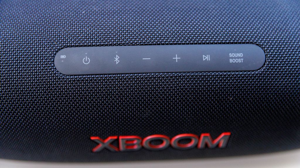 Som do XBOOM XG8 é agradável, mas tem alguns probleminhas (Imagem: Ivo Meneghel Jr./Canaltech)