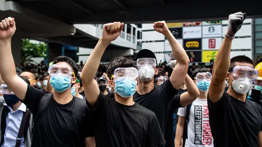 Protestantes de Hong Kong destroem postes com sistemas de reconhecimento facial