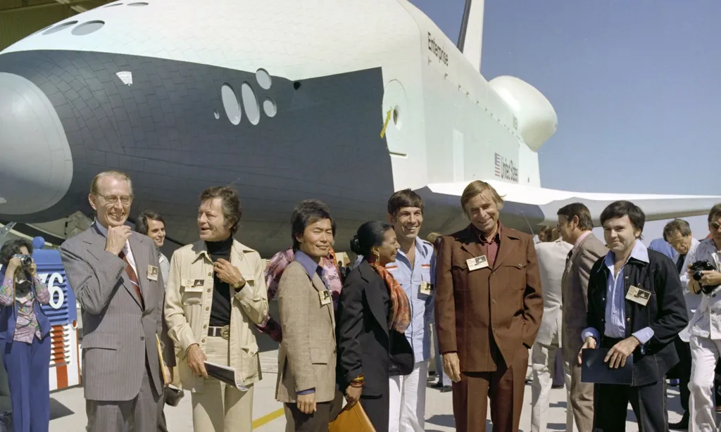 Parte do elenco da série original de Star trek. O administrador da NASA James Fletcher e o ator DeForest Kelley aparecem do lado esquerdo (Imagem: Reprodução/NASA)