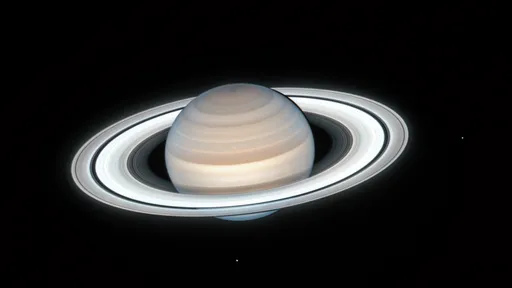Hubble observa sutil alteração na atmosfera de Saturno durante mudança sazonal