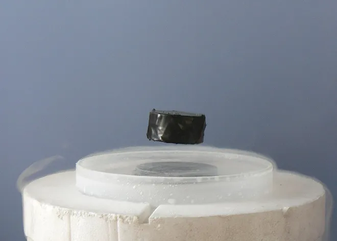 Demonstração do efeito de levitação de supercondutor resfriado com nitrogênio líquido; o novo experimento alega ter criado um supercondutor que funciona em temperaturas acima de 100 graus Celsius (Imagem: Reprodução/Wikimedia Commons)