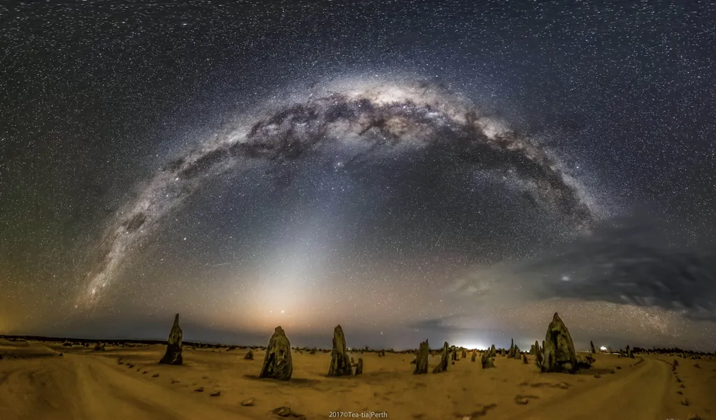 Via Láctea e o brilho da luz zodiacal fotografados na Austrália (Imagem: Reprodução/Jingyi Zhang)