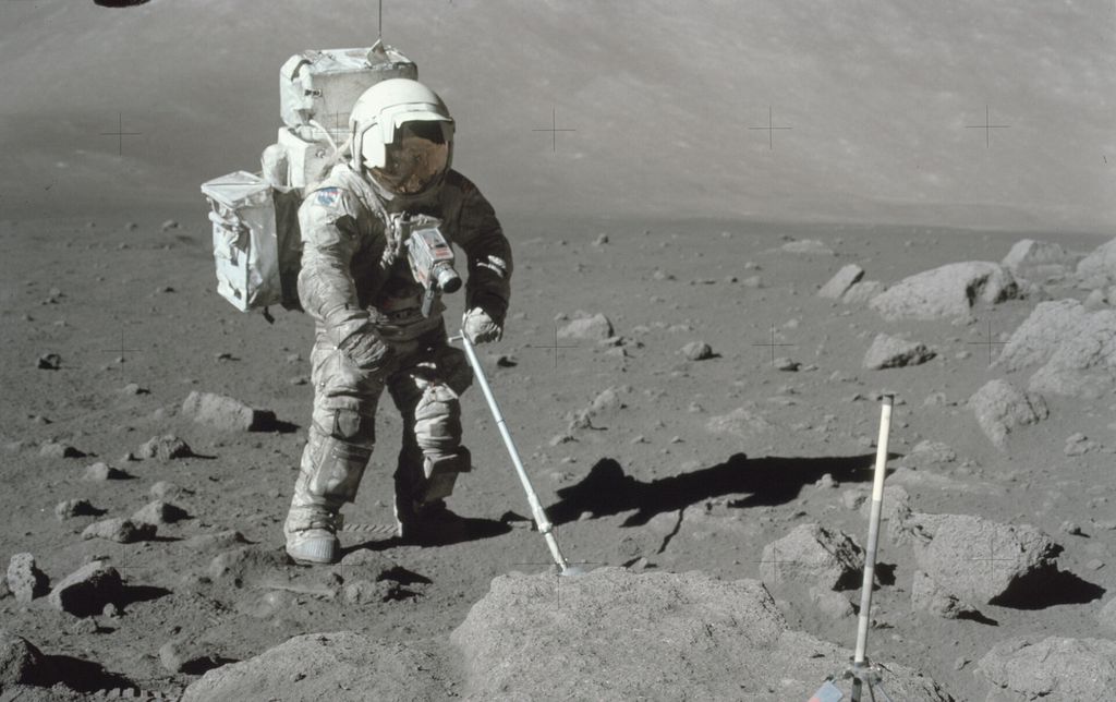 Traje de Harrison Schmitt, da Apollo 17, com poeira lunar (Imagem: Reprodução/NASA)