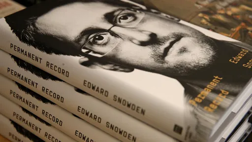 Edward Snowden vai precisar devolver lucros de livros ao Governo dos EUA