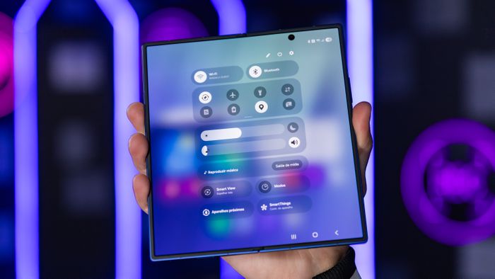 Galaxy Z Fold 8 terá tela dobrável sem vinco antes do iPhone Fold, diz site