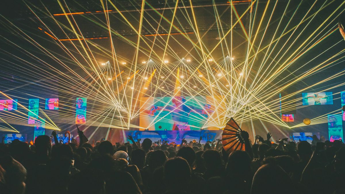 É VERDADE que lasers usados em shows podem danificar a câmera do celular