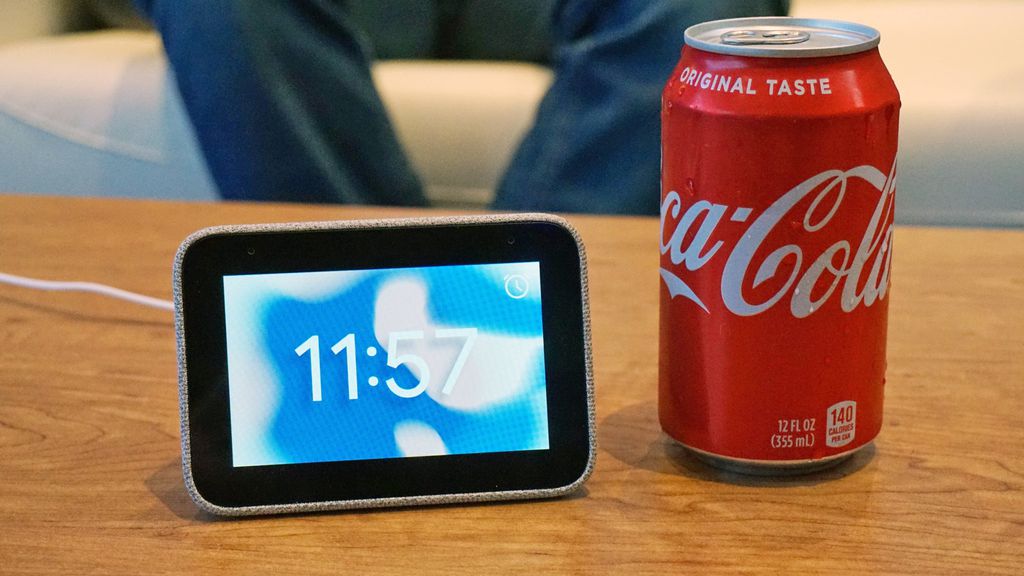 O Smart Clock da Lenovo tem 4 polegadas de tamanho, menor que uma lata de refrigerante, mas traz diversas funções em conjunto com o Google Assistente, como revisar e agendar compromissos no calendário, relógio e alarme (Imagem: Reprodução/Review Geek)