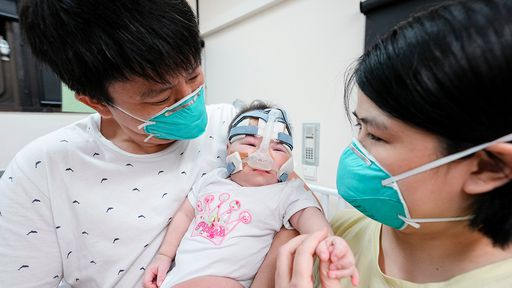 Menor bebê prematuro do mundo nasceu com o peso de uma maçã; veja como está hoje
