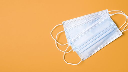 Uso de duas máscaras pode bloquear 92% de partículas no ar, diz pesquisa do CDC