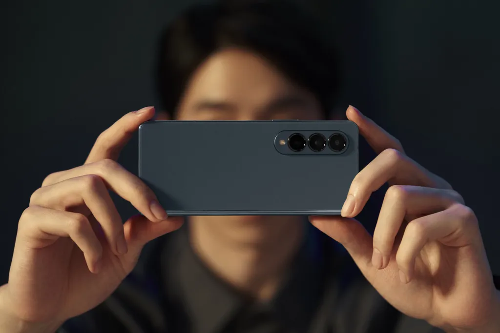 Uma das principais críticas da geração anterior, o conjunto de câmeras foi repaginado, captando até 23% mais luz e trazendo os aprimoramentos do "Nightography" da Samsung (Imagem: Divulgação/Samsung)