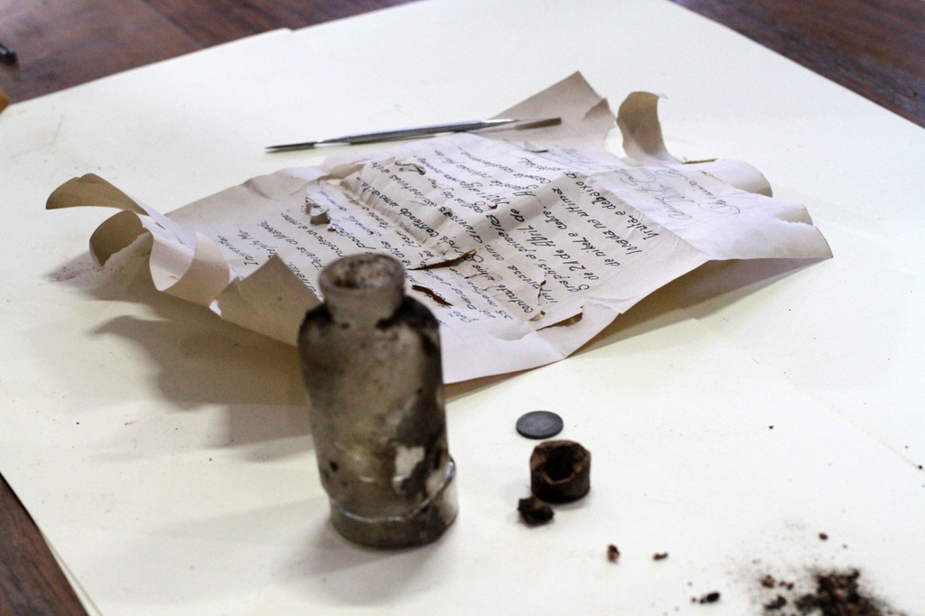 O manuscrito curitibano revelou a existência de uma segunda garrafa enterrada no local, em 1932 (Imagem: Cido Marques/FCC)