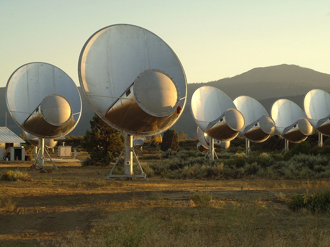 O telescópio Allen Telescope Array, dedicado a observações astronômicas e buscas por inteligência extraterrestre, sendo usado também pelo instututo (Imagem: Reprodução/Seth Shostak/SETI Institute)