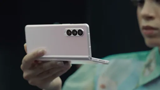 Galaxy Z Fold 4 pode ganhar novas câmeras e tela quase sem vinco