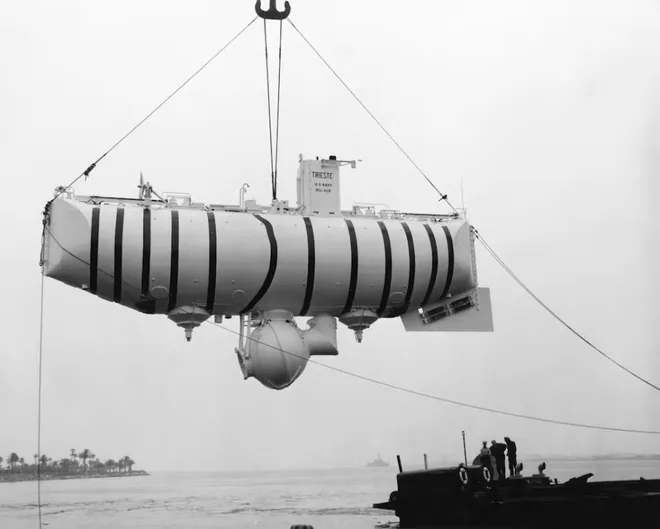 O batiscafo Trieste foi o primeiro veículo tripulado a alcançar as profundezas da Fossa das Marianas. Ele atingiu a profundidade de 10.991 metros em janeiro de 1960 (Imagem: Reprodução/US Navy/The Conversation)