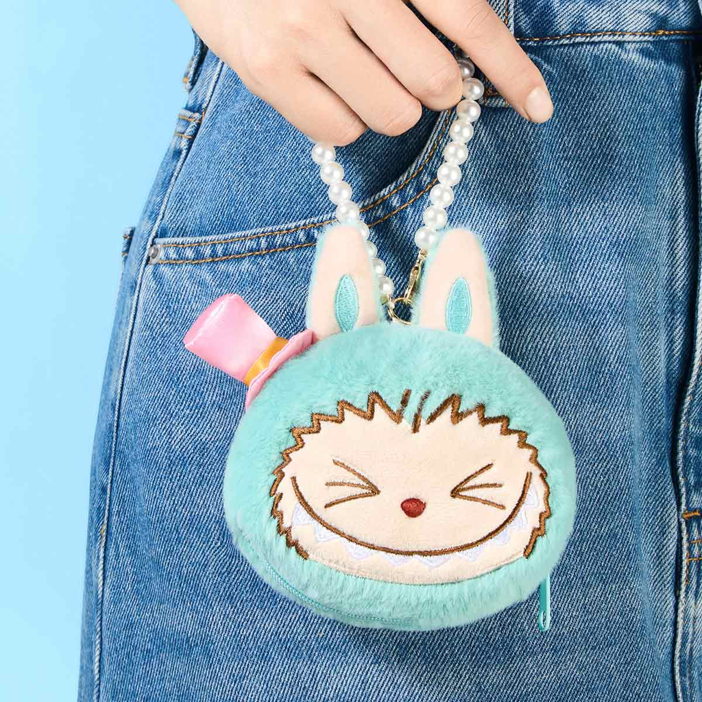 Essa Labubu Party Series é uma versão bolsinha da elfa travessa, com duas expressões possíveis, e é um dos produtos mais baratos do momento (Imagem: Pop Mart/Divulgação)