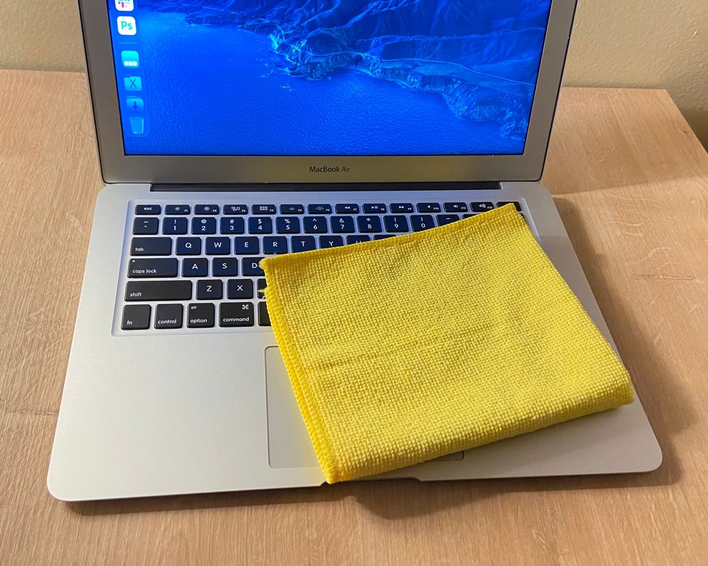 Seque o MacBook com o pano seco. Foto: Lucas Wetten (Canaltech)