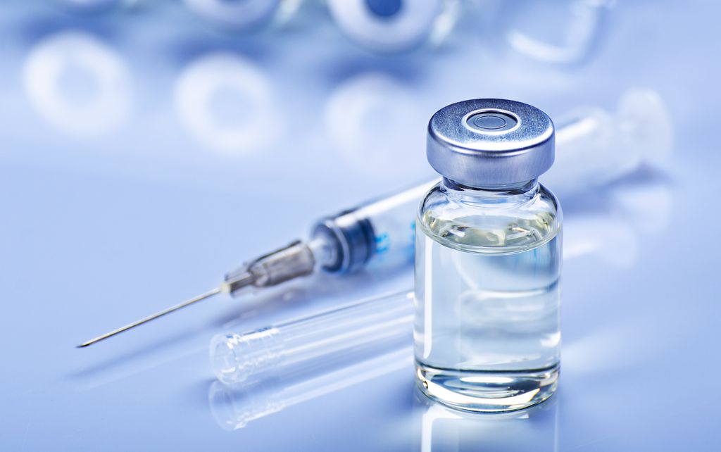 Vacinas da Fiocruz contra a covid-19 devem ser entregues só em 2022 (Imagem: Reprodução/E_mikh/Envato)