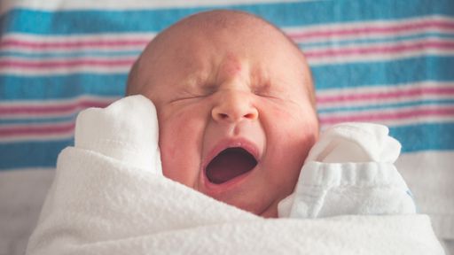 Bebê nasce com "irmão gêmeo" dentro do próprio estômago
