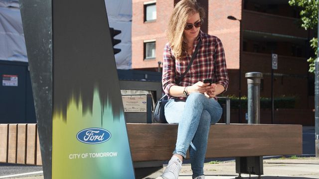 Ação da Ford instala bancos com Wi-Fi e carregadores para pedestres em Londres