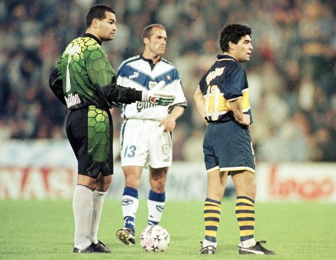 Chilavert (esquerda) e Maradona (direita): dois grandes personagens do campeonato argentino durante os anos 90 (Imagem: Reuters)