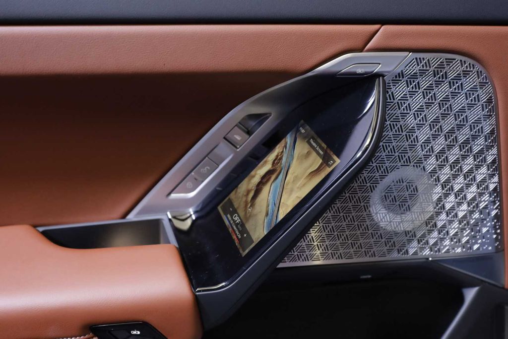 Telas de 5,5 polegadas nas portas dão controle total aos recursos de infotenimento e conforto do BMW i7 (Imagem: Ivo Meneghel Jr./Canaltech)