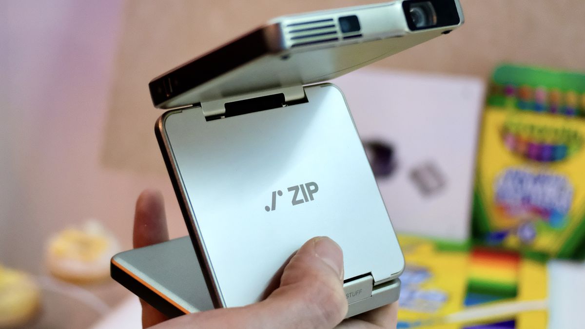 TV de bolso: novo projetor dobrável espelha tela do celular e
