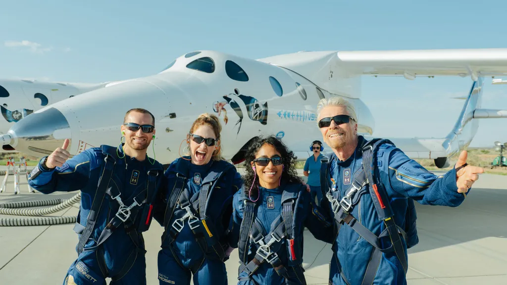 Tripulação do 1º voo turístico da Virgin Galactic (Imagem: Reprodução/Virgin Galactic)