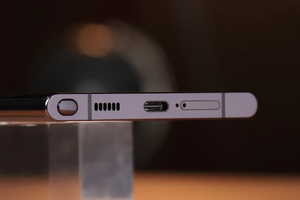 Parte inferior do Galaxy S22 Ultra com a S Pen, saída de som, conector USB-C e gaveta de chips (Imagem: Ivo Meneghel Jr/Canaltech)