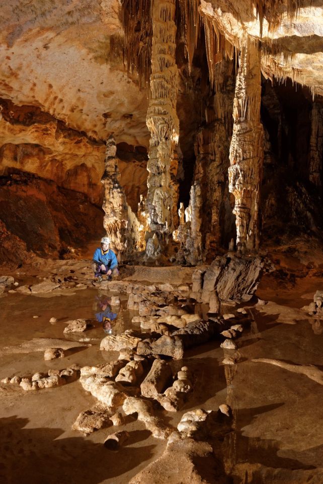 A caverna de Saint-Marcel é cheia de perigos, de poços a terreno irregular e sinuoso (Imagem: Delannoy et al./Journal of Archaeological Method and Theory)