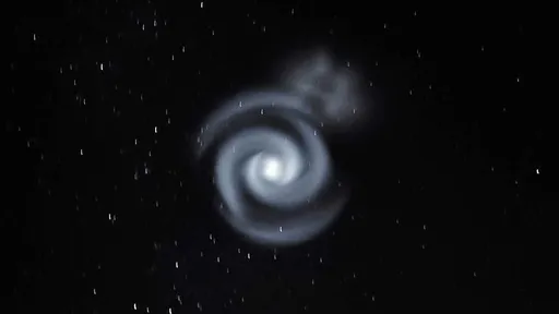 Espiral luminosa no céu intrigou moradores da Nova Zelândia neste domingo (19)
