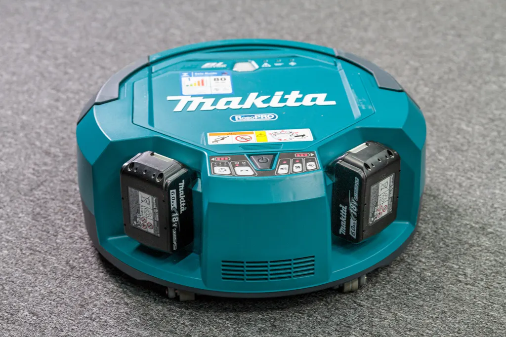 O robô da Makita funciona com uma ou duas baterias (Imagem: Ivo Meneghel Jr./Canaltech)