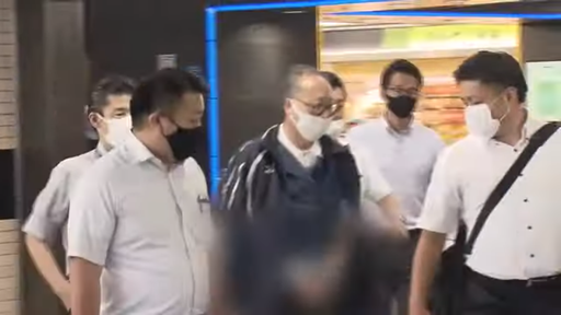 Homem mata pais porque eles interromperam sua maratona de anime
