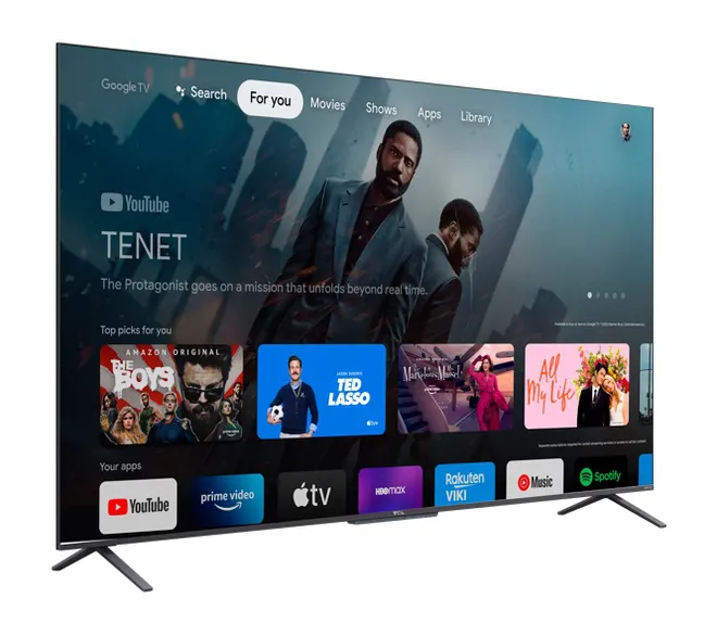 A TV TCL QLED 4K C725 vem embarcada com Google TV, tendo acesso a recursos como comandos de voz com Google Assistente, Chromecast e a vasta livraria da Play Store (Imagem: TV TCL QLED 4K C725)