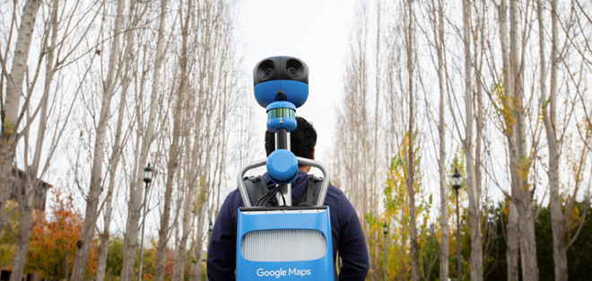 Quando não dá para mapear o local com o carro, o Google envia pessoas para fazer os registros a pé, com as câmeras em uma mochila especial (Foto: Google)