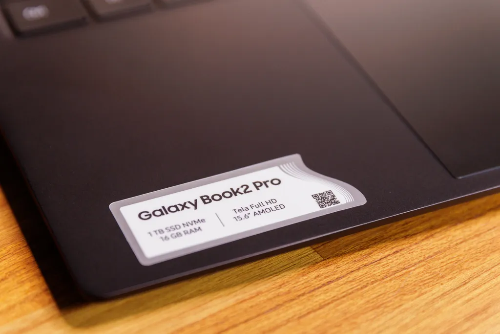 O Galaxy Book2 Pro sai de fábrica com o Windows 11 e carrega vários aplicativos do ecossistema da Samsung. (Imagem: Ivo Meneghel/Canaltech)