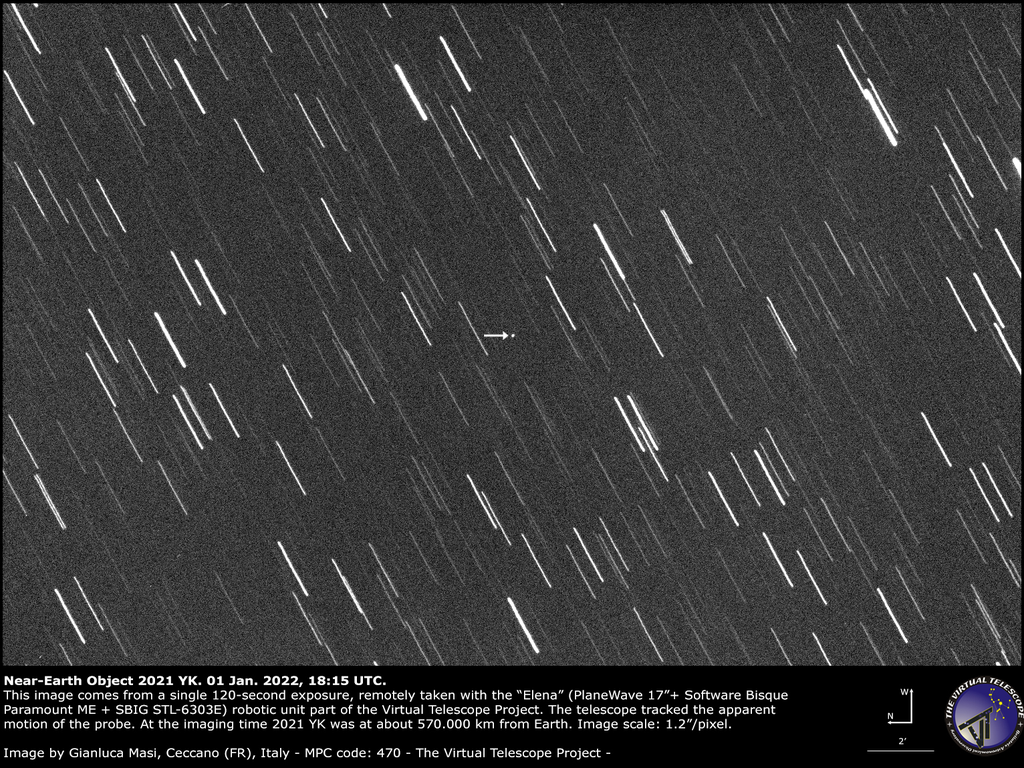 O asteroide 2021 YK registrado pelos membros do Virtual Telescope. O objeto aparece no centro da imagem (Imagem: Reprodução/Virtual Telescope)
