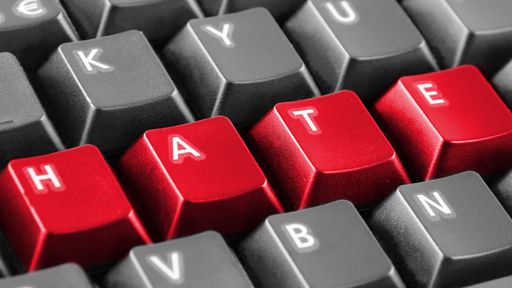 França cria lei que exige a retirada de conteúdo de ódio das redes sociais