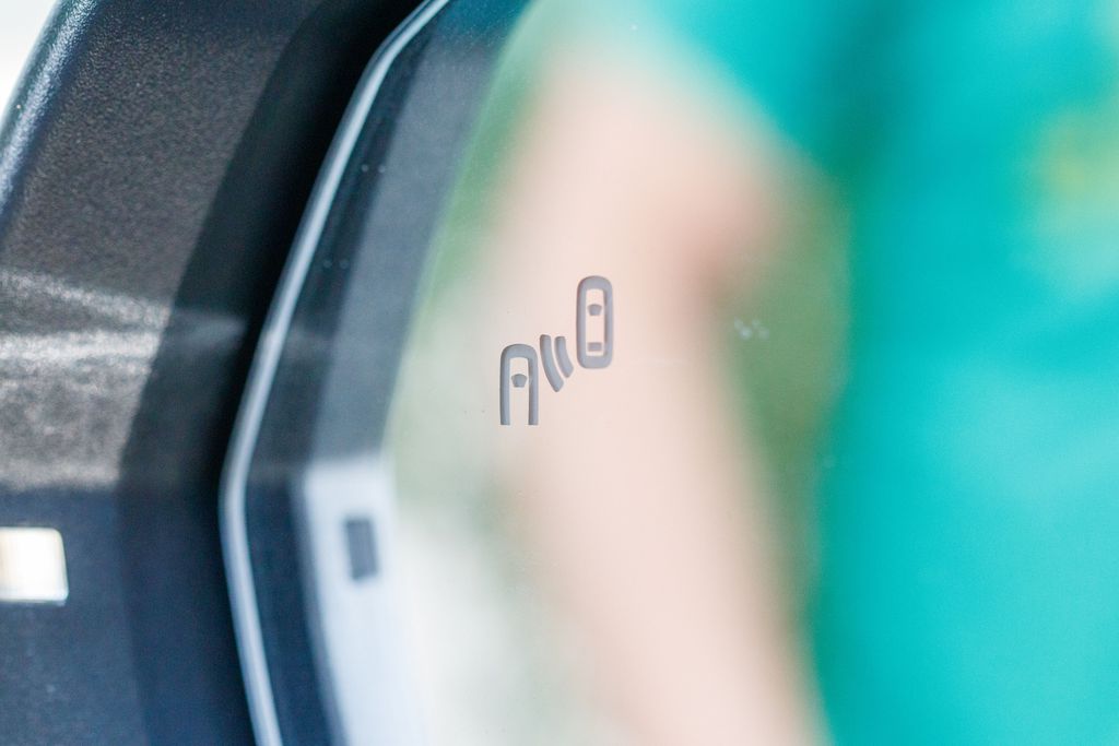 Quando um carro passar pelo seu ponto cego, o Volkswage Taos vai te avisar por meio de sinais visuais (Imagem: Ivo Meneghel/Canaltech)