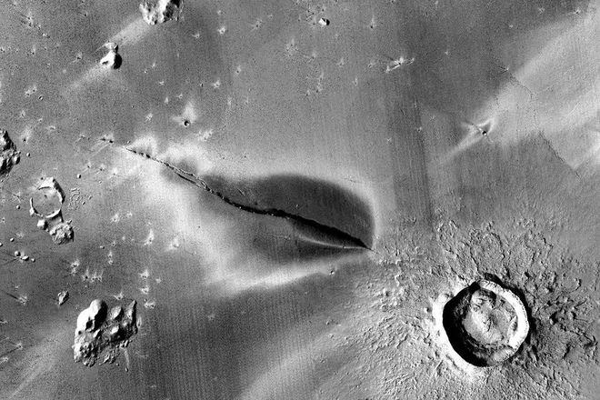 A imagem feita pela sonda Mars Reconnaissance Orbiter mostra o depósito em Cerberus Fossae (Imagem: Reprodução/NASA/JPL/MSSS/The Murray Lab)