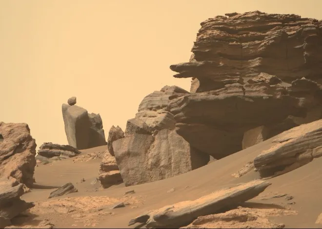 Cabeça de cobra (na formação rochosa à direita) fica próxima à rocha equilibrista (à esquerda). Imagem: Nasa/JPL