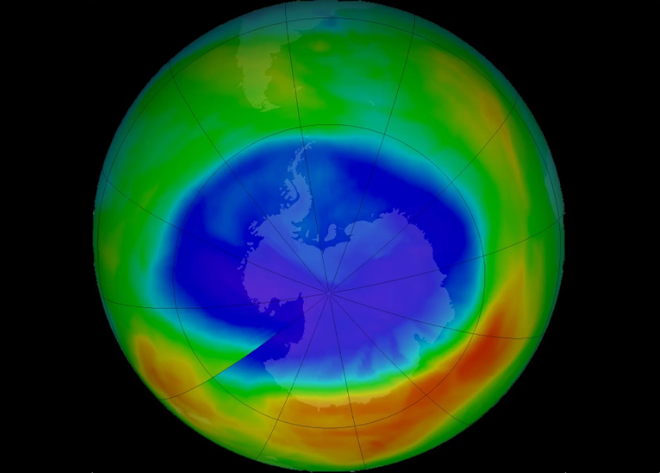 A camada de ozônio, que vem sofrendo danos pelo uso de certos químicos desde os anos 1980, está começando a se reparar conforme países mudam a composição de seus produtos (Imagem: NASA)