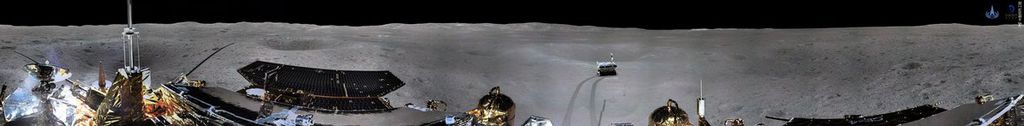Panorâmica do lado afastado da Lua, onde vemos parte da Chang'e 4, a paisagem lunar e o rover Yutu-2 (Imagem: Reprodução/CNSA)