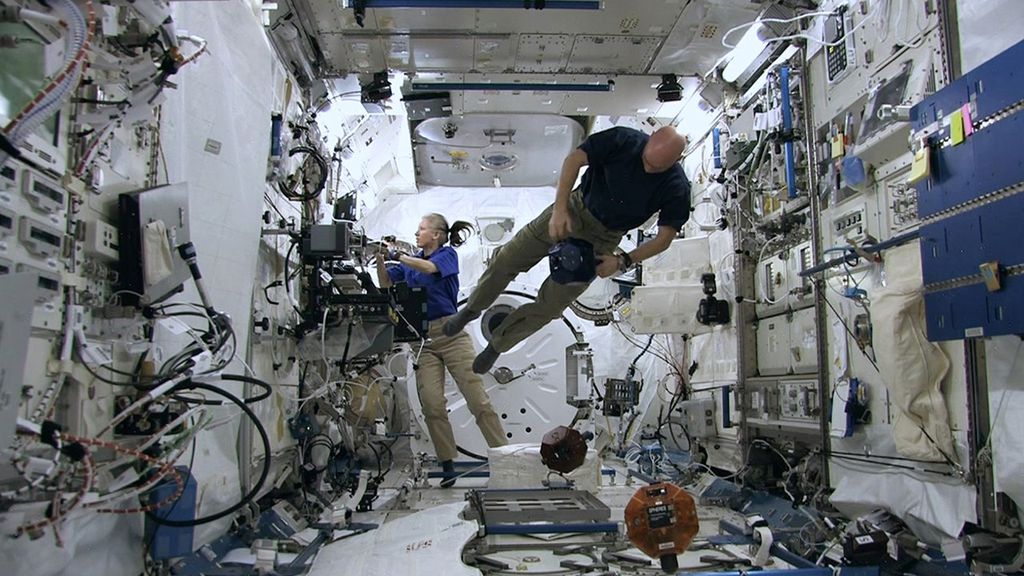 Astronautas a bordo da ISS submetidos a condição da microgravidade (Imagem: Reprodução/NASA)