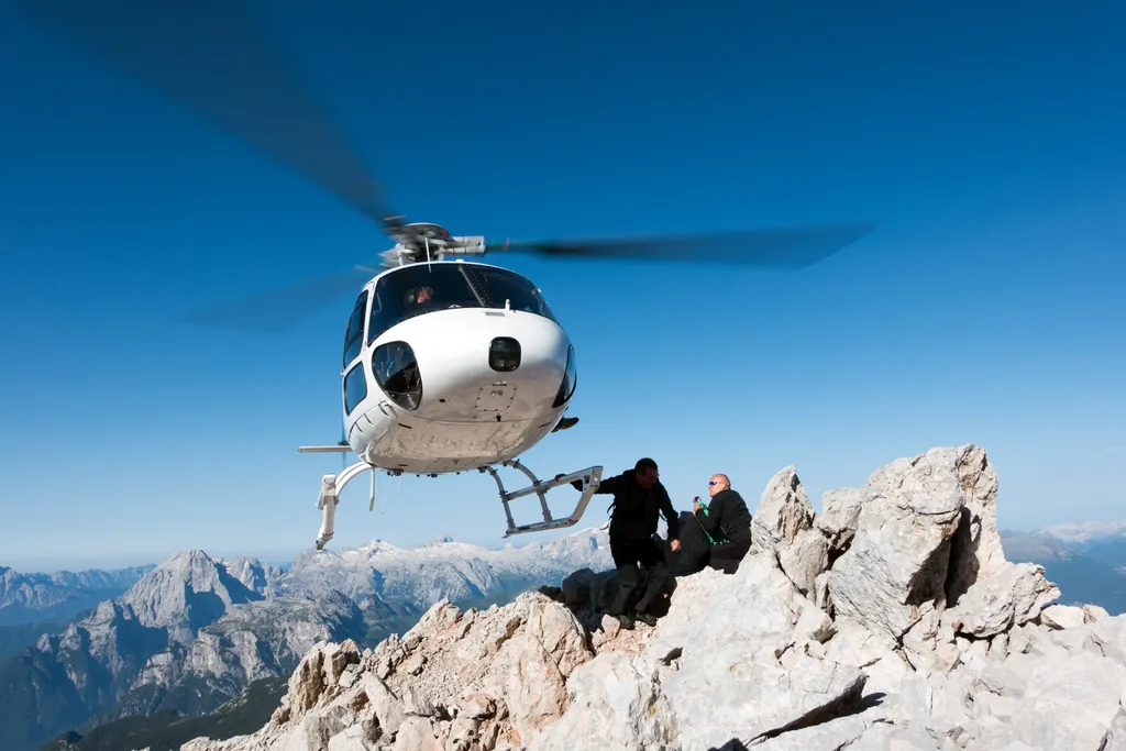 Profissão de piloto de helicóptero tem salário um pouco abaixo do de avião (Imagem: Divulgação/ imagesourcecurated/ Envato)