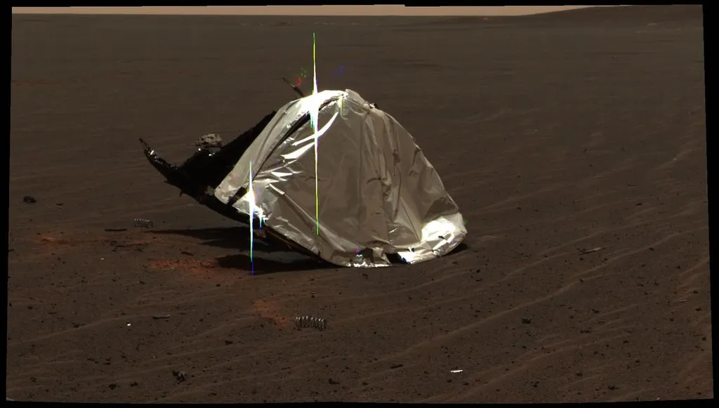 Escudo térmico do rover Opportunity e um possível meteorito (Imagem: Reprodução/NASA/JPL-Caltech/Cornell )