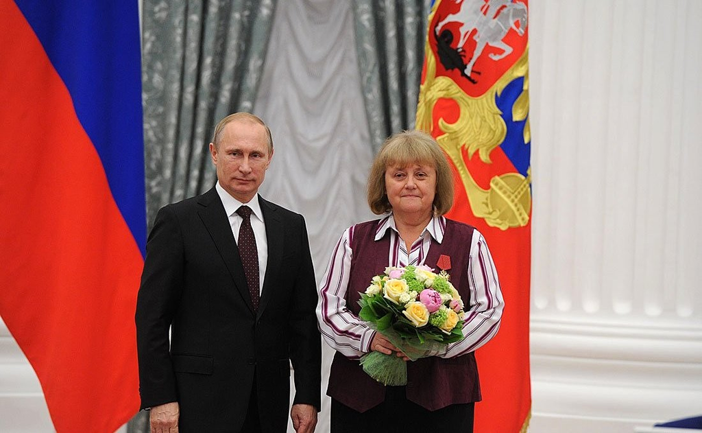 Svetlana segue ativa na política russa, sendo deputada da Duma Federal e participando do Comitê de Defesa do país. Na foto, ela recebe ordem do mérito da pátria do presidente Vladimir Putin, em 2014 (Imagem: Kremlin/Divulgação)