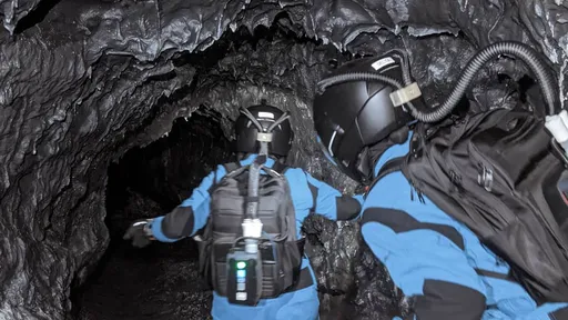 Por que essas pessoas exploraram tubos de lava no Havaí usando trajes espaciais?