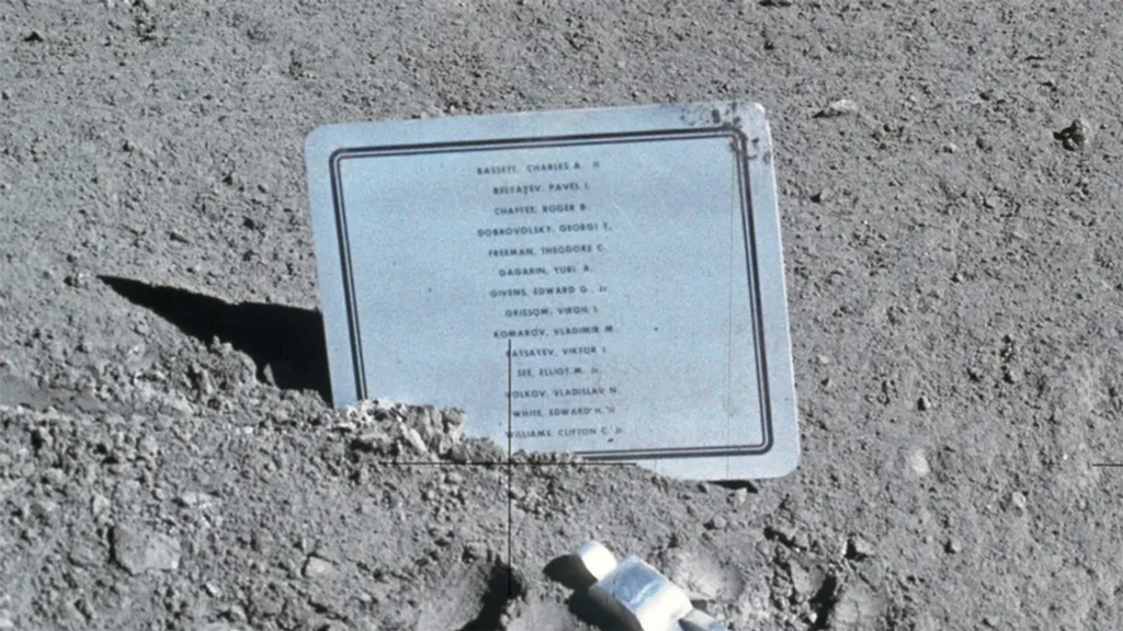 Placa na Lua homenageando astronautas falecidos, incluindo Komarov (Imagem: Domínio público via NASA/Wikimedia Commons)