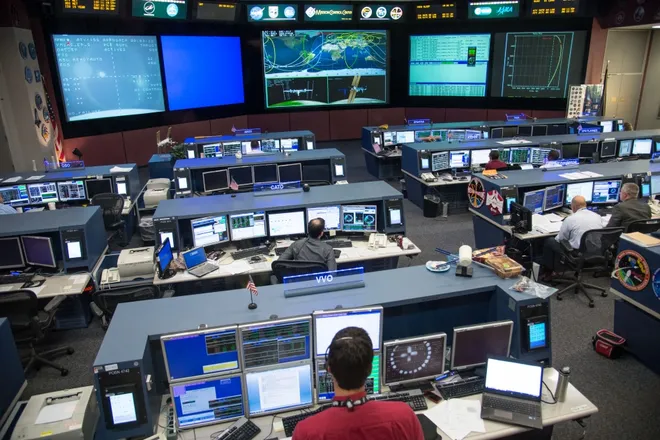 Sala de controle de voo da Estação Espacial Internacional no Johnson Space Center, centro de comando de voos tripulados na NASA (Imagem: Reprodução/NASA)